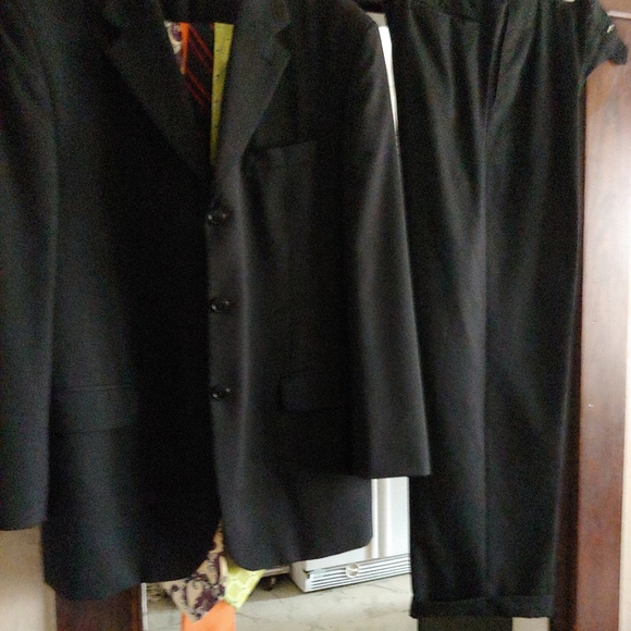 Mens solid black suit - Picture 5 of 7